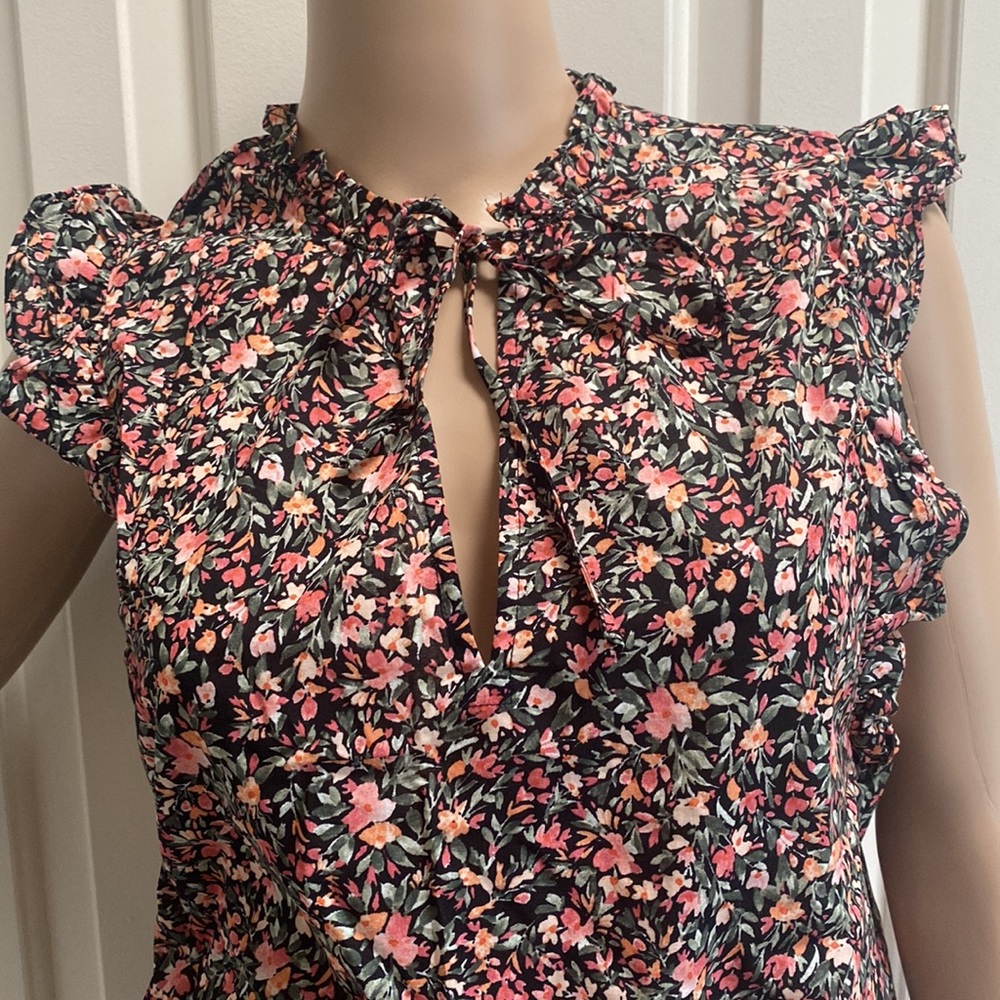 NWOT BB Dakota Steve Madden Women L Floral Blouse. Ruffles on sleeves and neck. - Picture 4 of 11